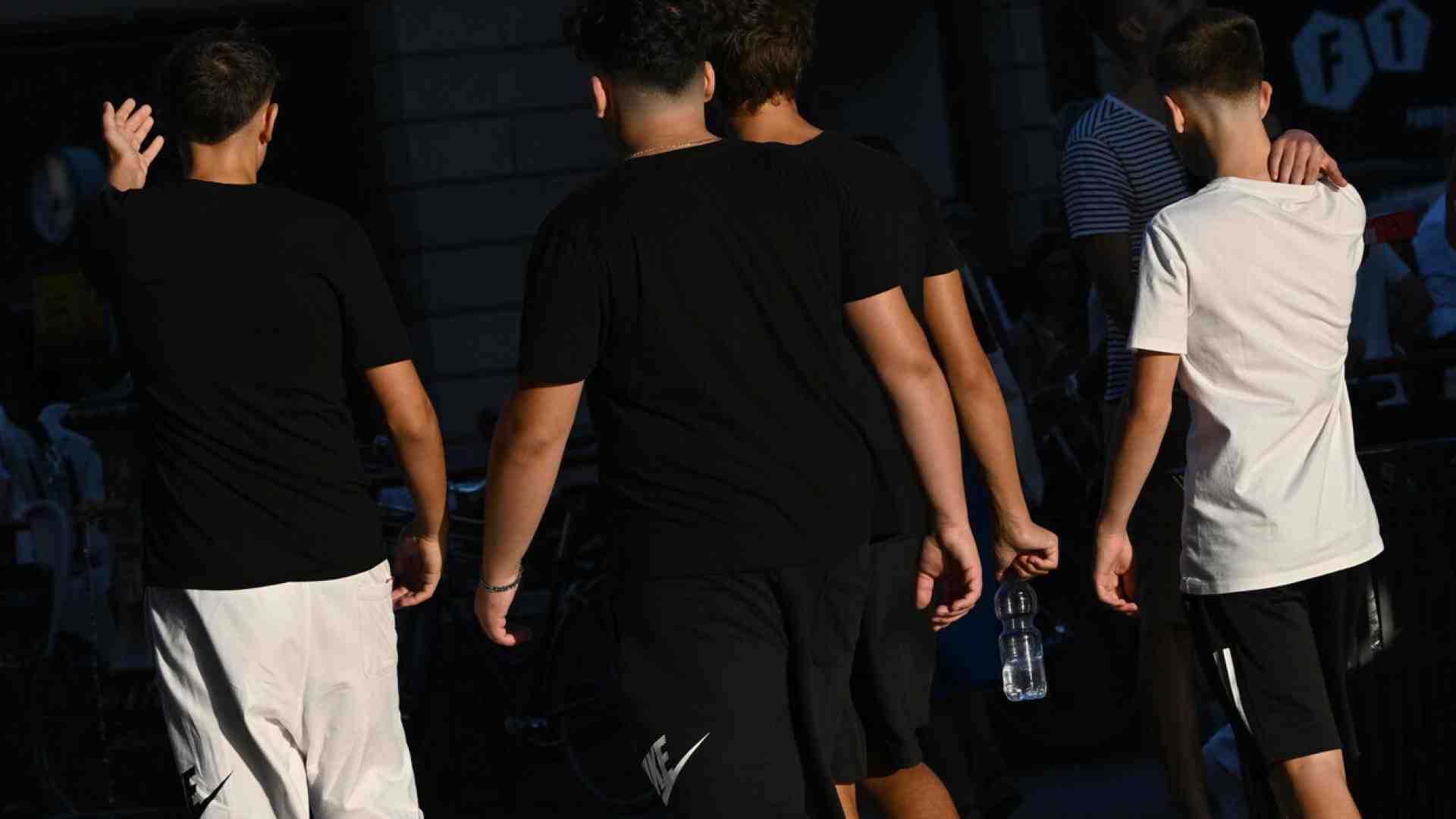 Perché gli allarmi sull'aumento di uso di droga e violenza tra i giovani sono ingiustificati