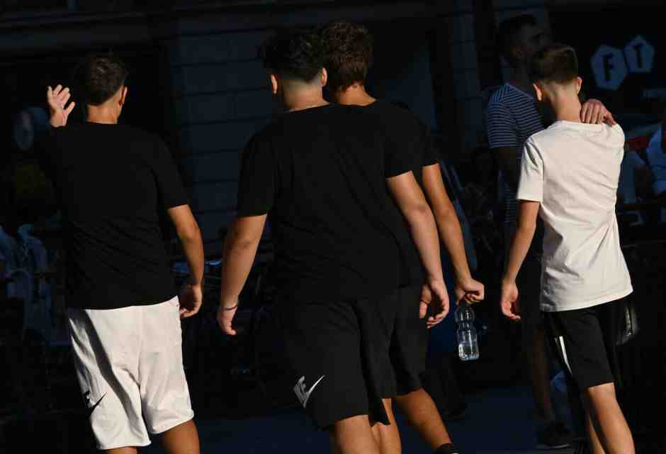 Perché gli allarmi sull'aumento di uso di droga e violenza tra i giovani sono ingiustificati