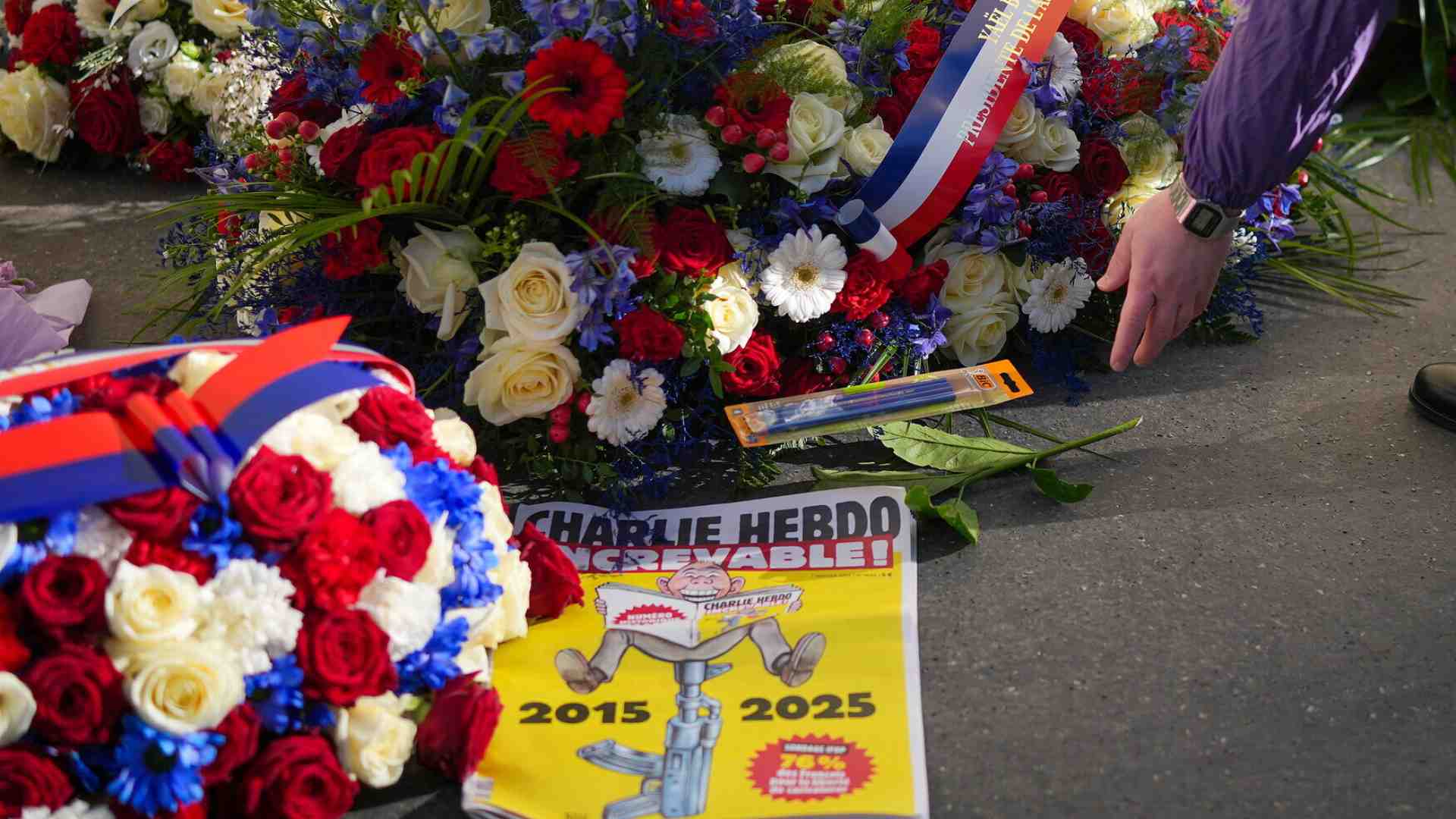 Charlie Hebdo è sempre qui. La forza di sopravvivere e anzi insistere su un’idea di libertà e di ironia