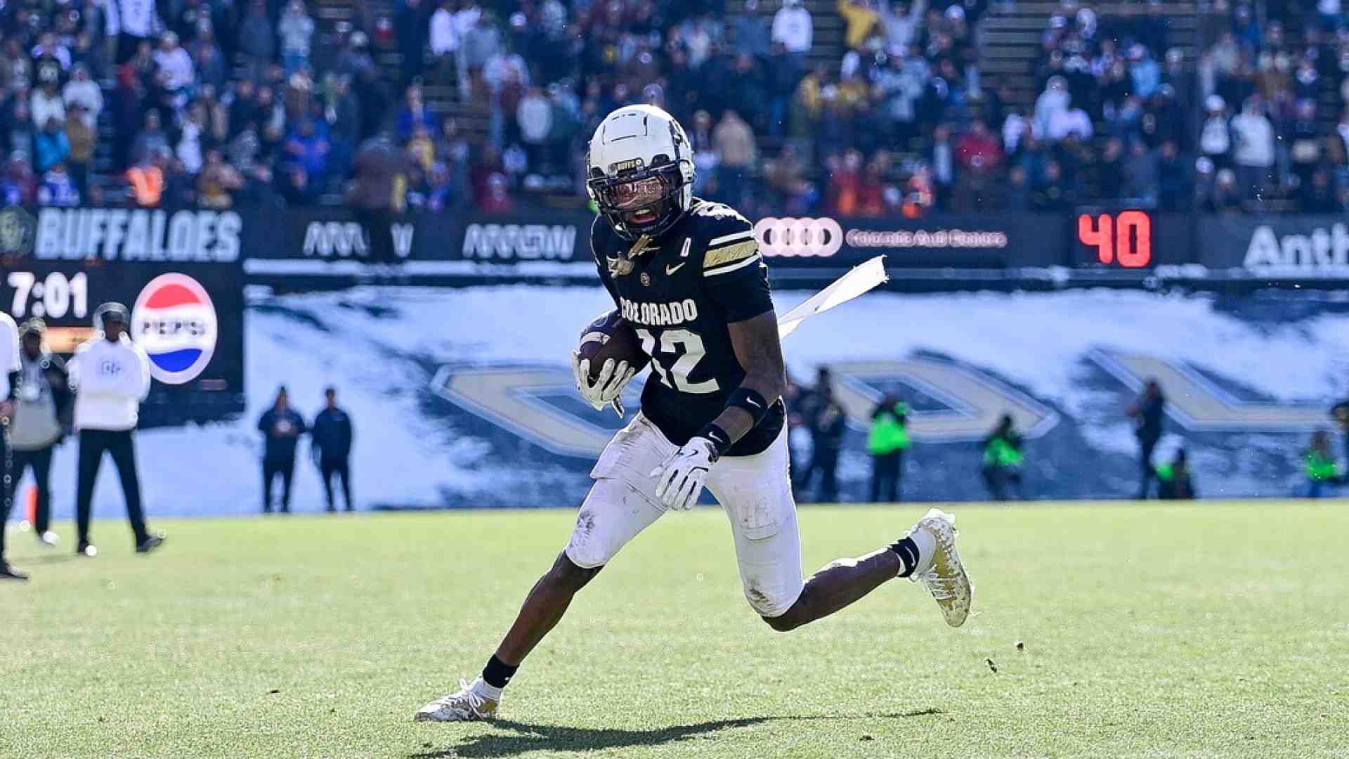 Trevis Hunter con la maglia dei Colorado Buffaloes durante la partita contro gli Oklahoma State Cowboys (foto Getty Images)<br />