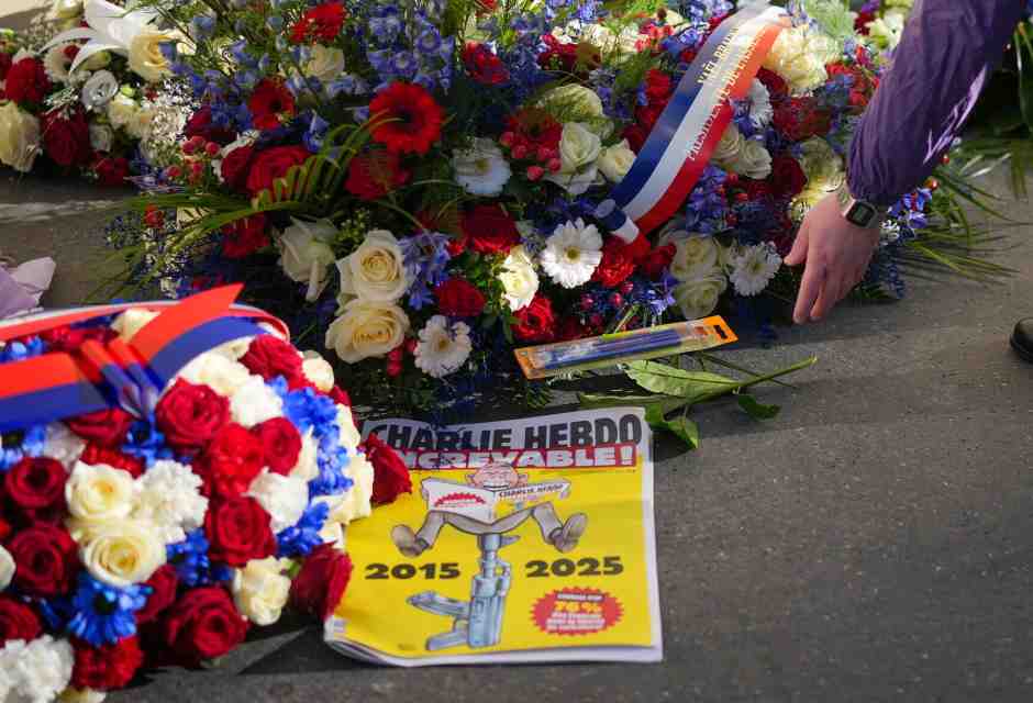 Charlie Hebdo è sempre qui. La forza di sopravvivere e anzi insistere su un’idea di libertà e di ironia