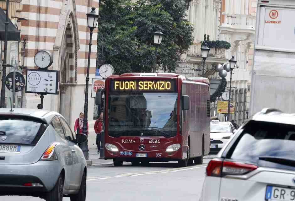 L'anno si apre con un nuovo sciopero: cosa c'è da sapere sullo stop ai trasporti del 10 gennaio