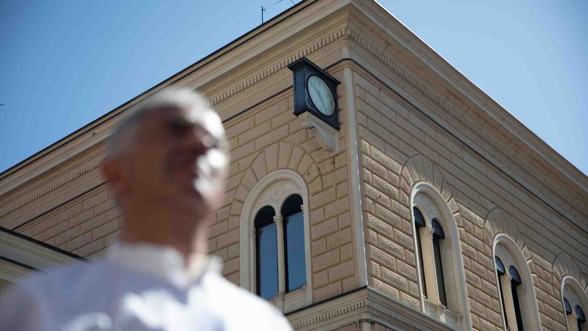 L'orologio della stazione di Bologna, fermo al momento dell'attentato del 2 agosto 1980 (foto Ansa)