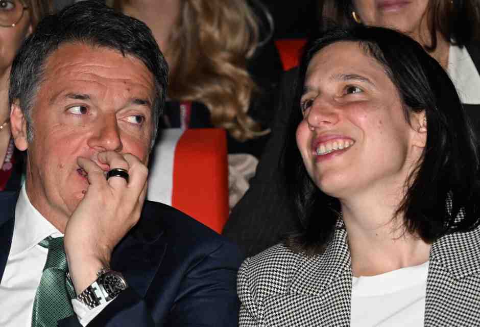 Quando Schlein è in vacanza, Renzi balla. Ed era già successo d'estate