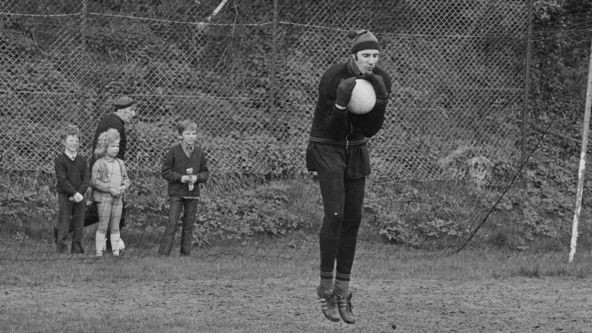 L'ex portiere del Milan Fabio Cudicini durante un allenamento (foto Getty Images)
