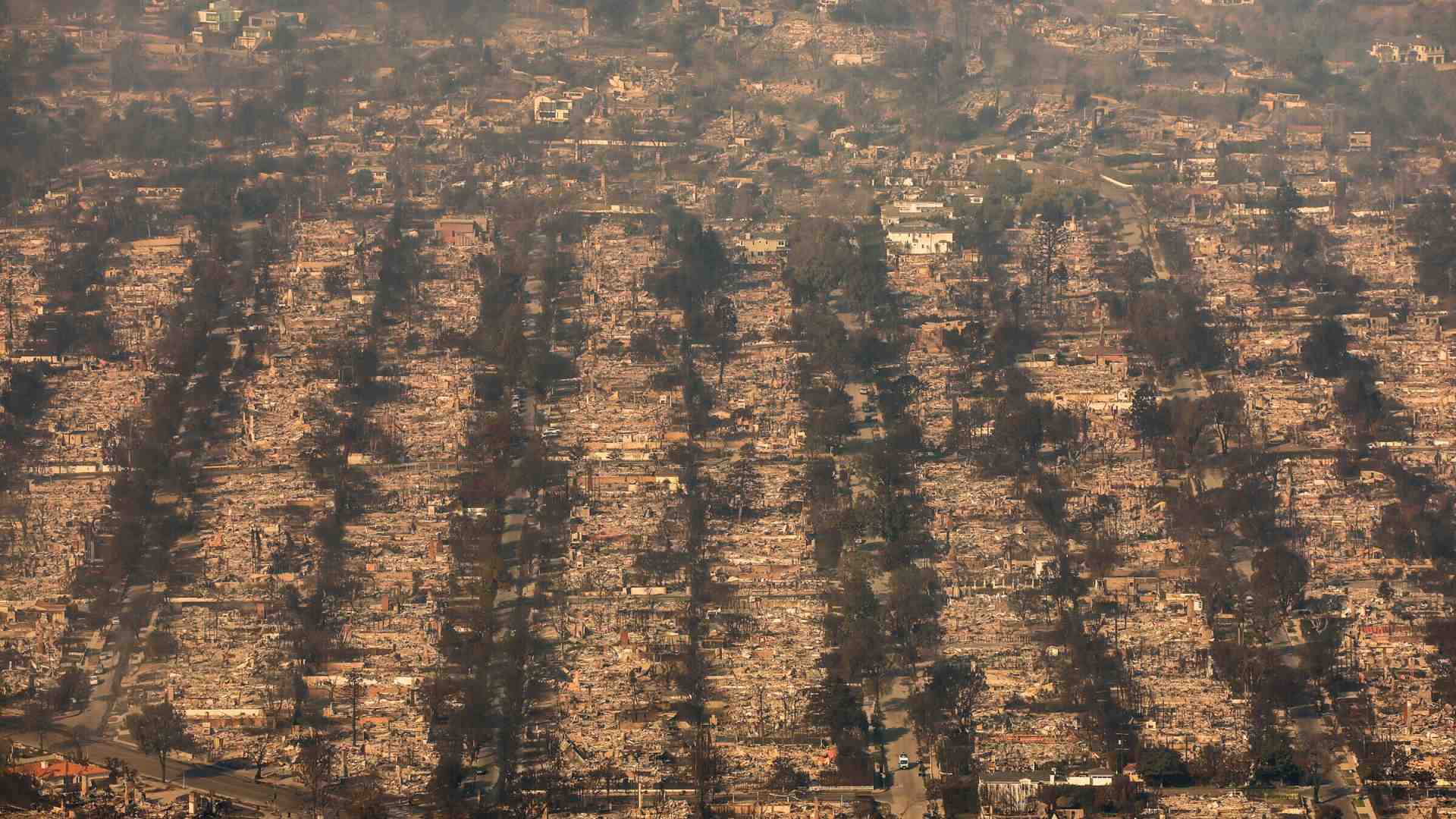 Nel rogo di Los Angeles c’è tutta la città americana che allucina se stessa