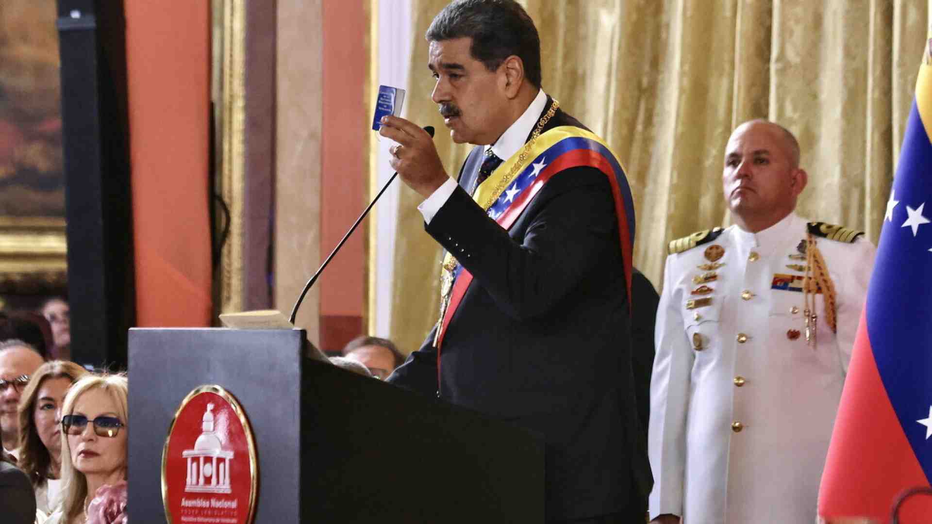 Maduro giura imperterrito dopo il breve arresto della leader dell’opposizione
