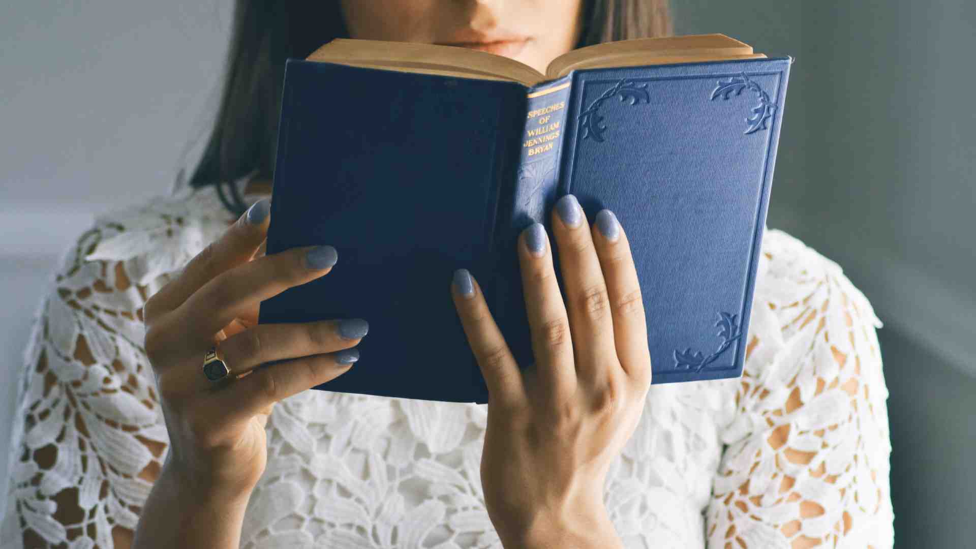 Quattro donne e una nonna che ha lasciato la vecchia casa colma di ricordi confusi