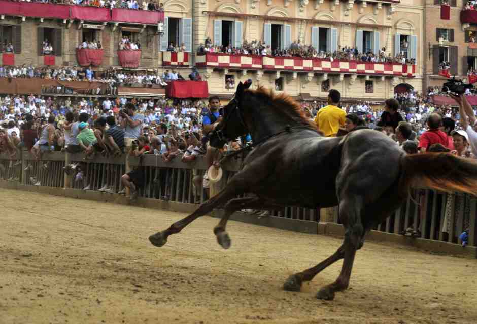Serve un calcio libero, come un cavallo scosso