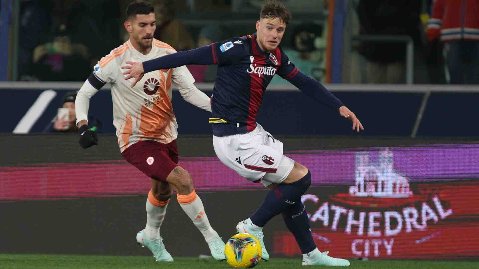Il difensore del Bologna Sam Beukema durante la partita contro la Roma (foto LaPresse)