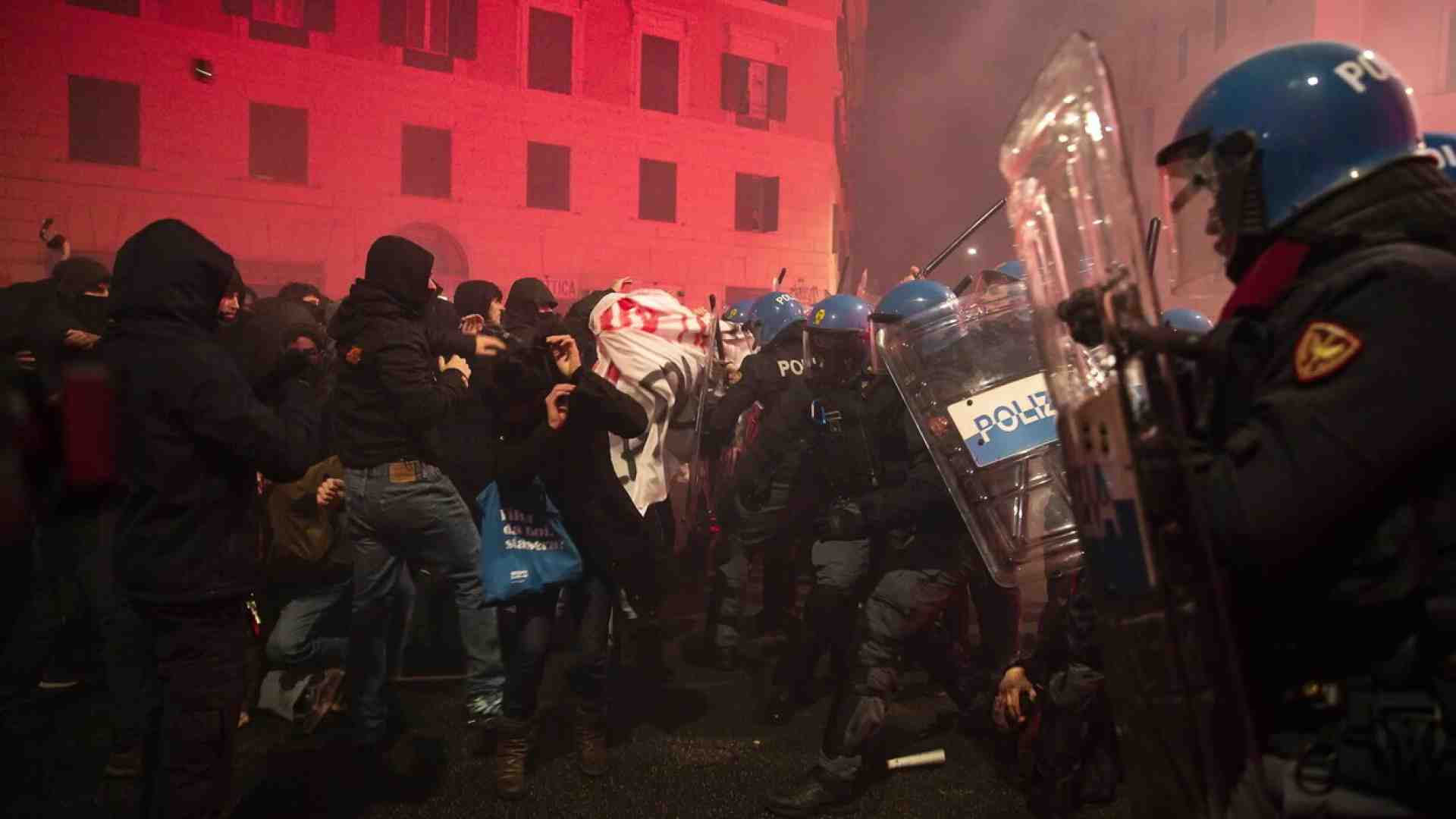 273 agenti feriti in un anno, ogni corteo è buono per alzare lo scontro fisico. Pessima logica