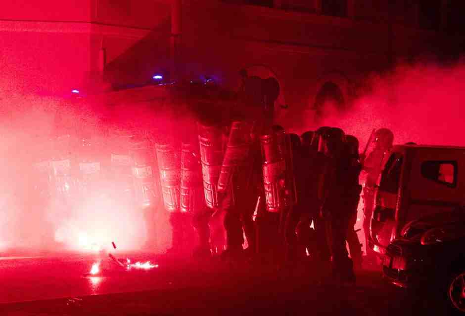 Il governo lavora a uno "scudo penale" per gli agenti di Polizia in piazza