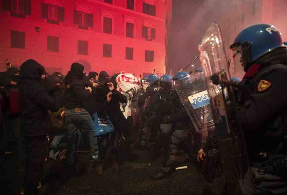 273 agenti feriti in un anno, ogni corteo è buono per alzare lo scontro fisico. Pessima logica