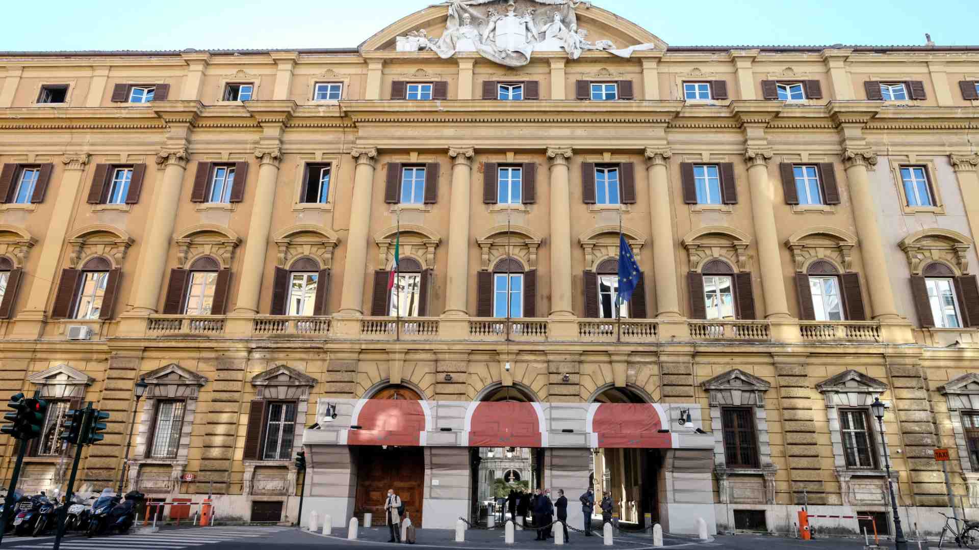 Perché il Mef vuole un decreto per ampliare i poteri del golden power. Attenzione su Unicredit e Natixis