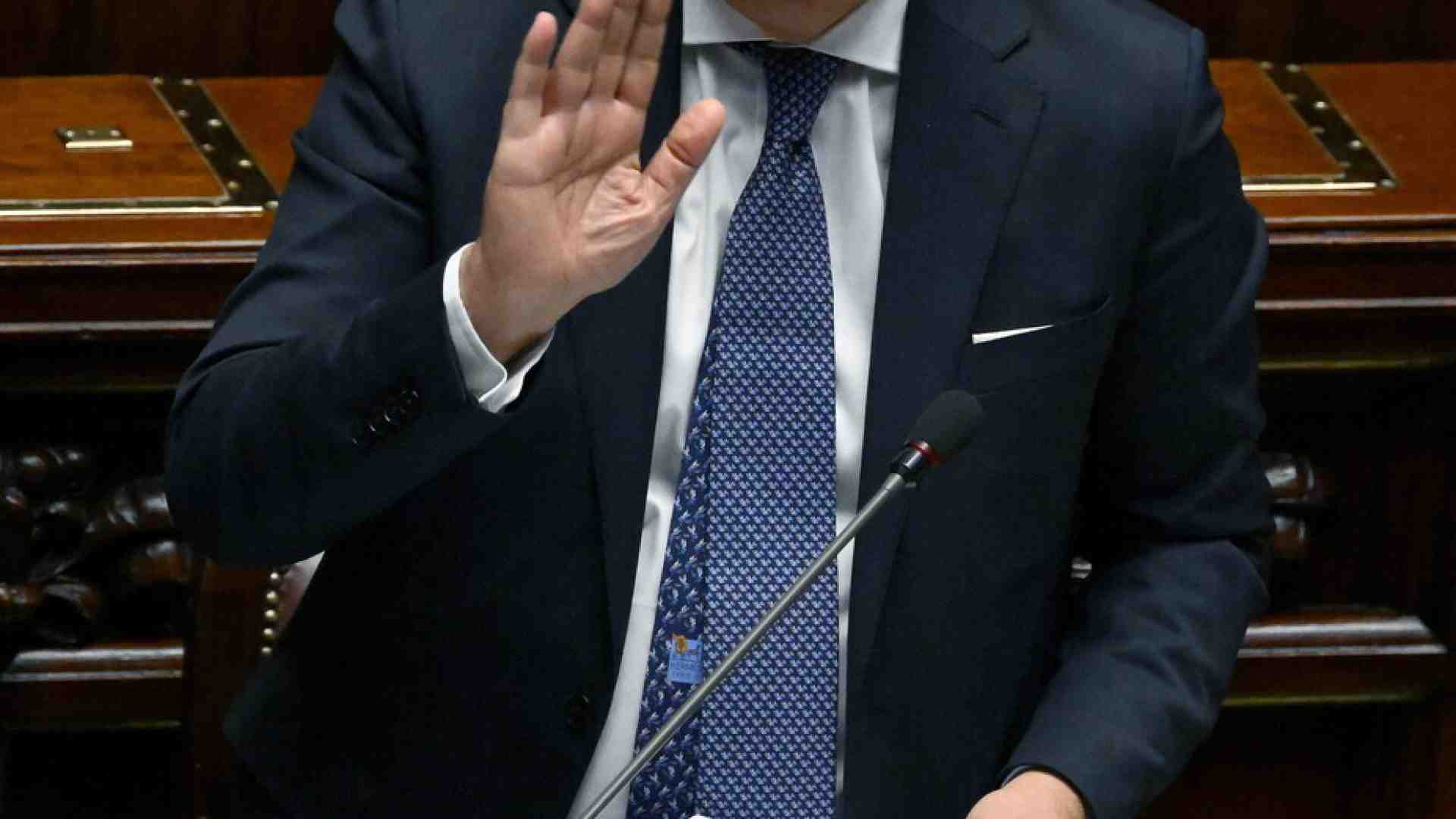 Lo scudo alle forze dell'ordine manda in tilt la maggioranza. E Piantedosi resta defilato
