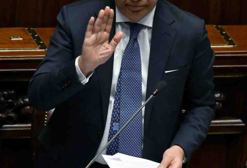 Lo scudo alle forze dell'ordine manda in tilt la maggioranza. E Piantedosi resta defilato