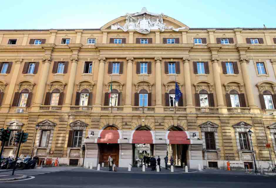 Perché il Mef vuole un decreto per ampliare i poteri del golden power. Attenzione su Unicredit e Natixis