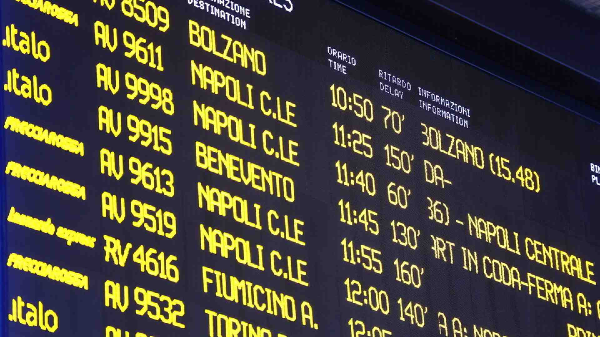 Il tabellone dei sospiri di Roma Termini, tra ritardi e cancellazioni