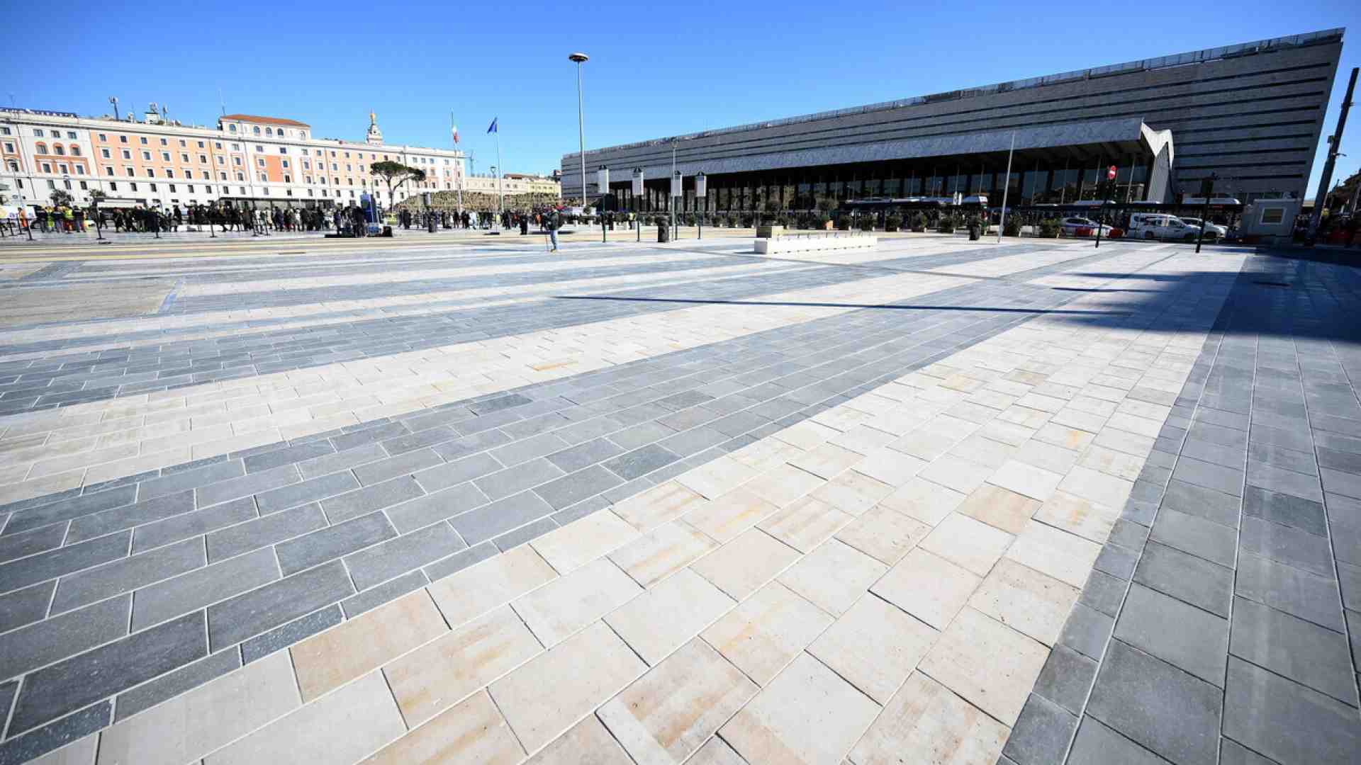 La nuova Piazza dei Cinquecento. Pronta, ma solo a metà