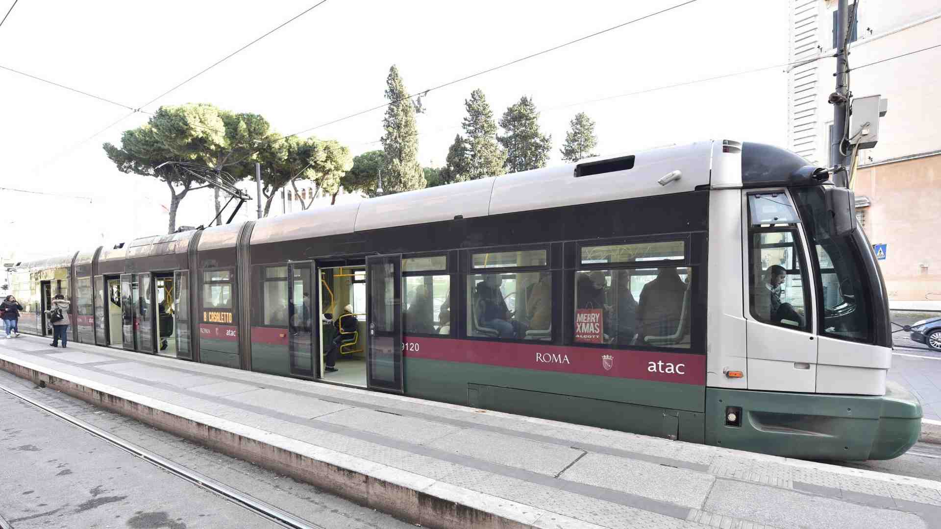 Calenda chiede chiarimenti a Gualtieri sui tram "spariti" a Prati