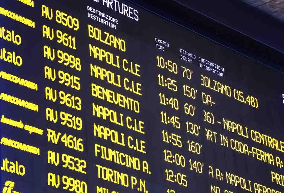 Il tabellone dei sospiri di Roma Termini, tra ritardi e cancellazioni