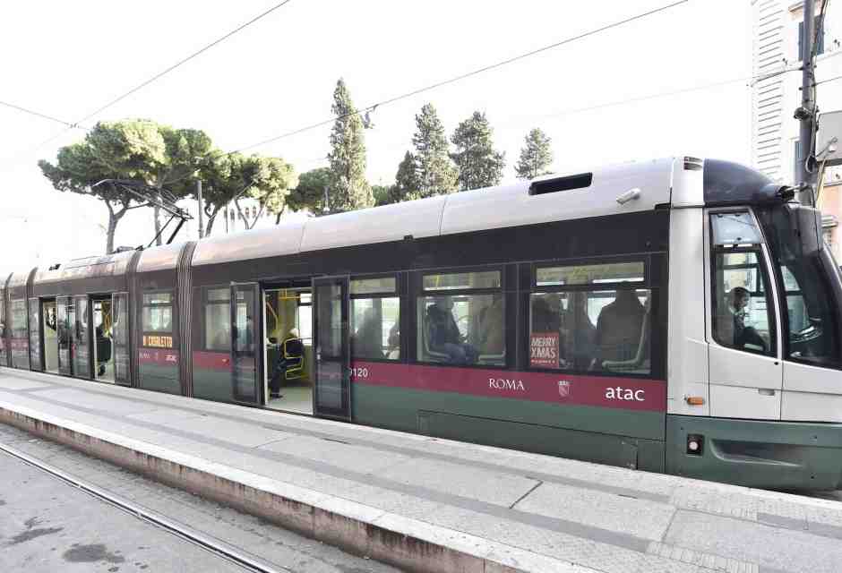 Calenda chiede chiarimenti a Gualtieri sui tram "spariti" a Prati
