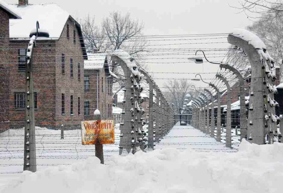 La politica muta davanti ad Auschwitz