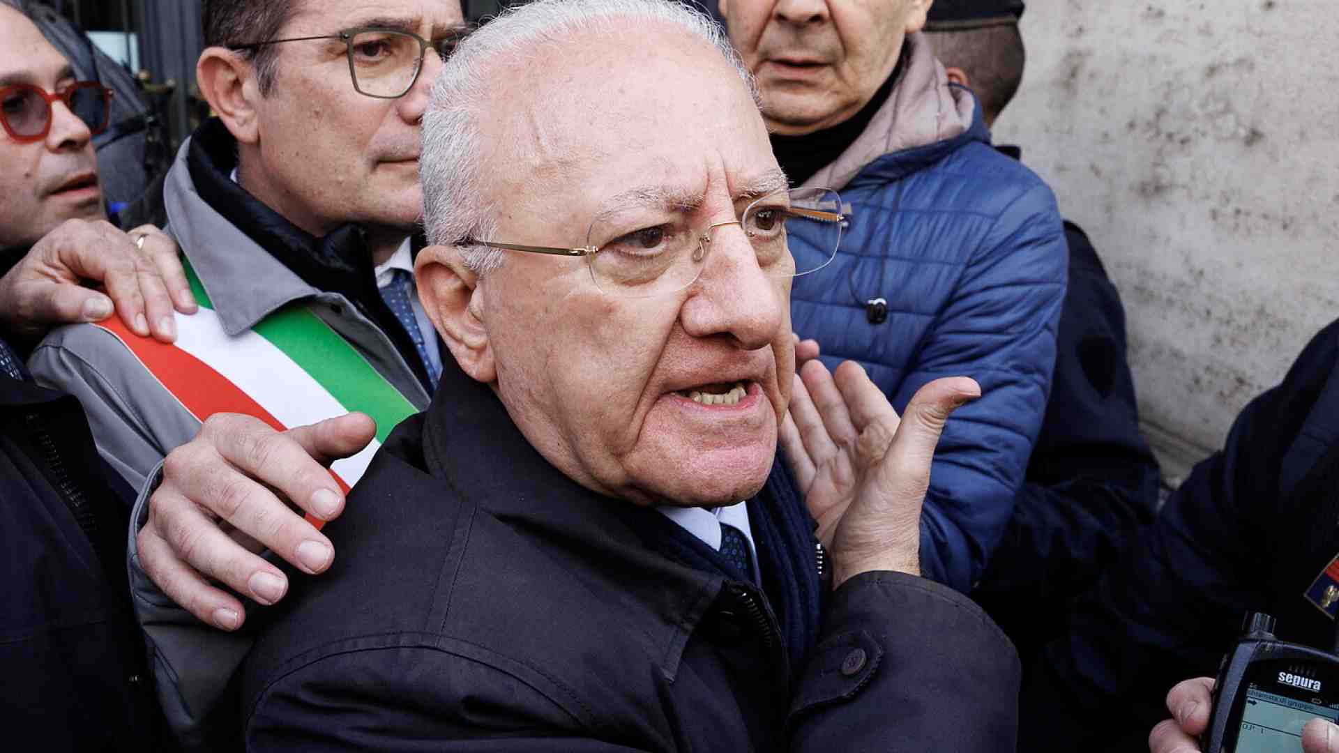 De Luca babà, stringe nella morsa Schlein: vuole Costa (5s) al suo posto e l'assessore che gestisce la cassa
