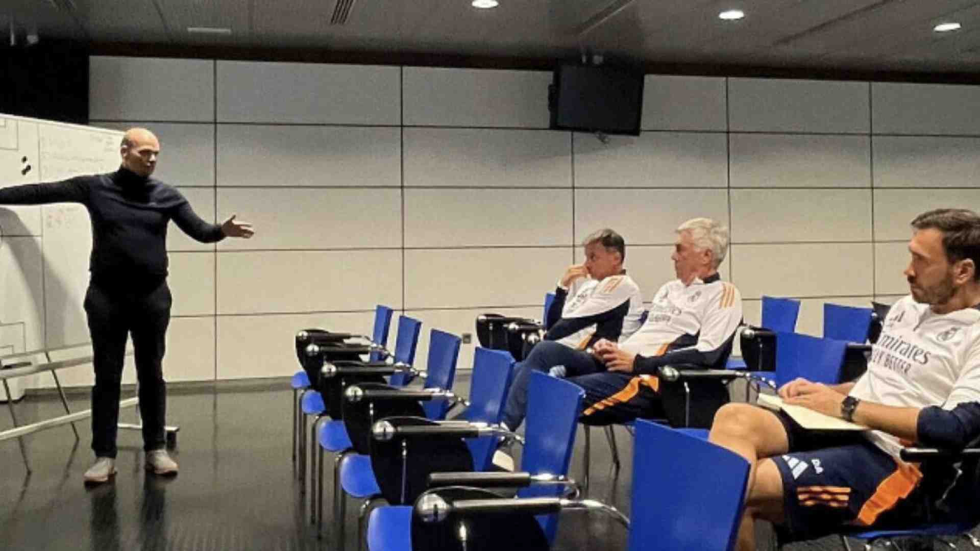 In questa foto Eamon Devlin sta tenendo una lezione allo staff tecnico del Real Madrid. Nella foto piccola è con Carlo Ancelotti (foto Linkedin/EamonDevlin)<br />