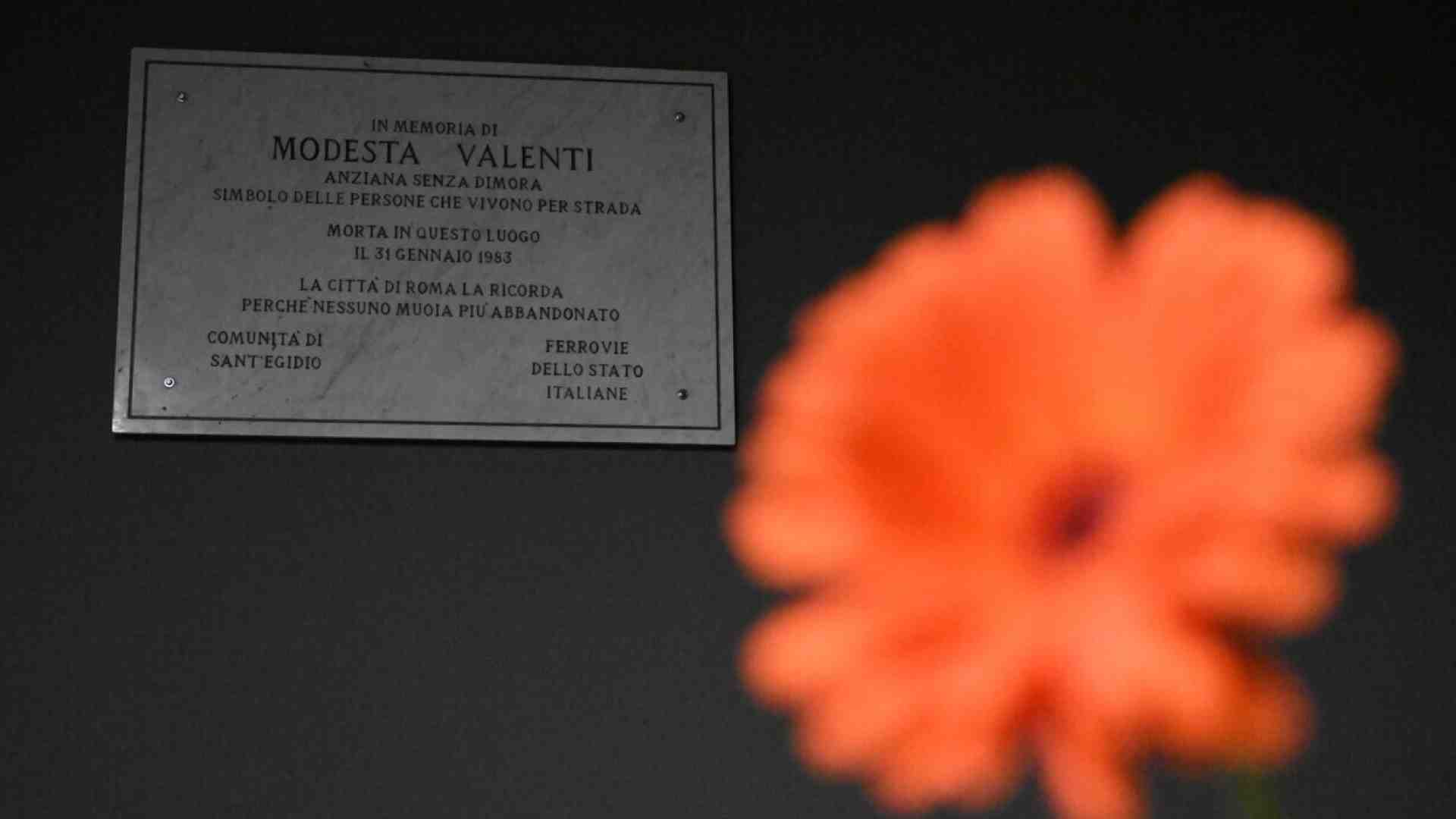 A Termini, un’associazione strappa il velo di indifferenza intorno ai senzatetto