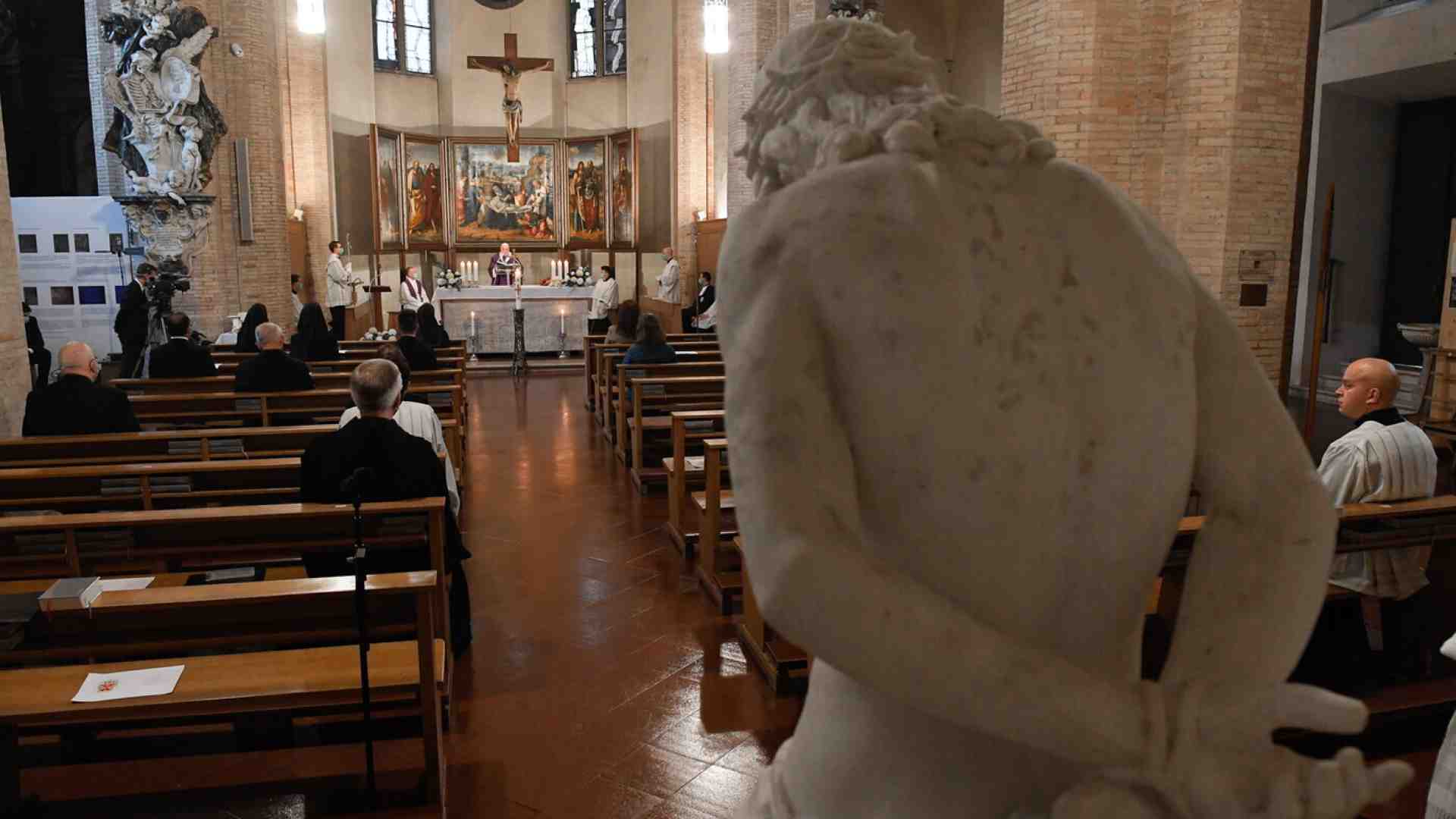 È la preghiera che, anche oggi, ci mette al riparo da ogni forma di idolatria