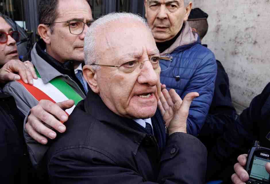 De Luca babà, stringe nella morsa Schlein: vuole Costa (5s) al suo posto e l'assessore che gestisce la cassa