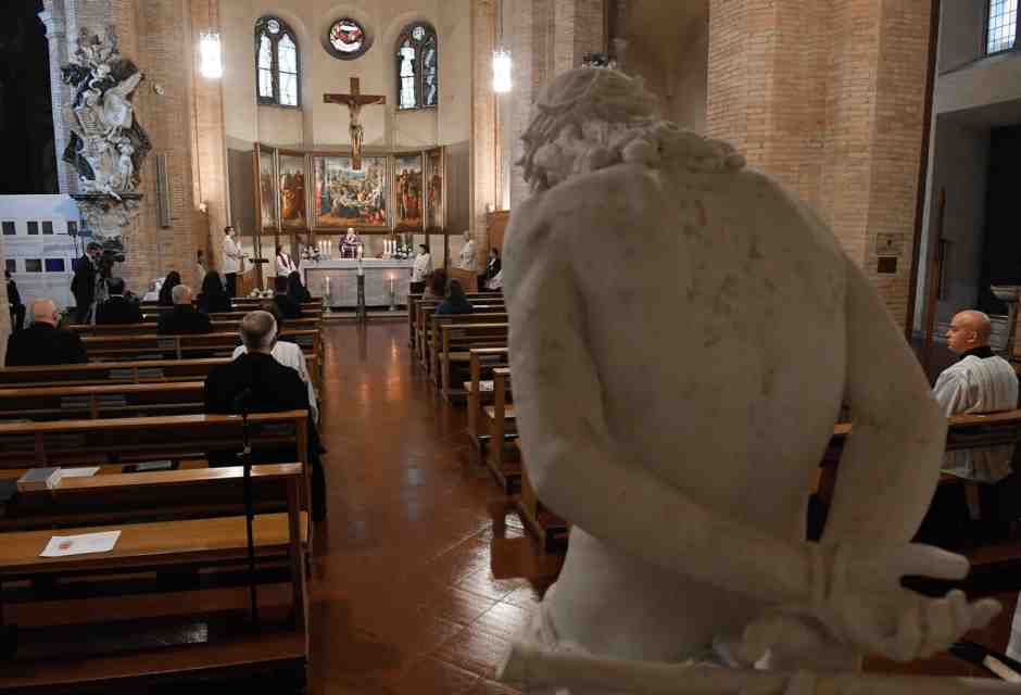 È la preghiera che, anche oggi, ci mette al riparo da ogni forma di idolatria