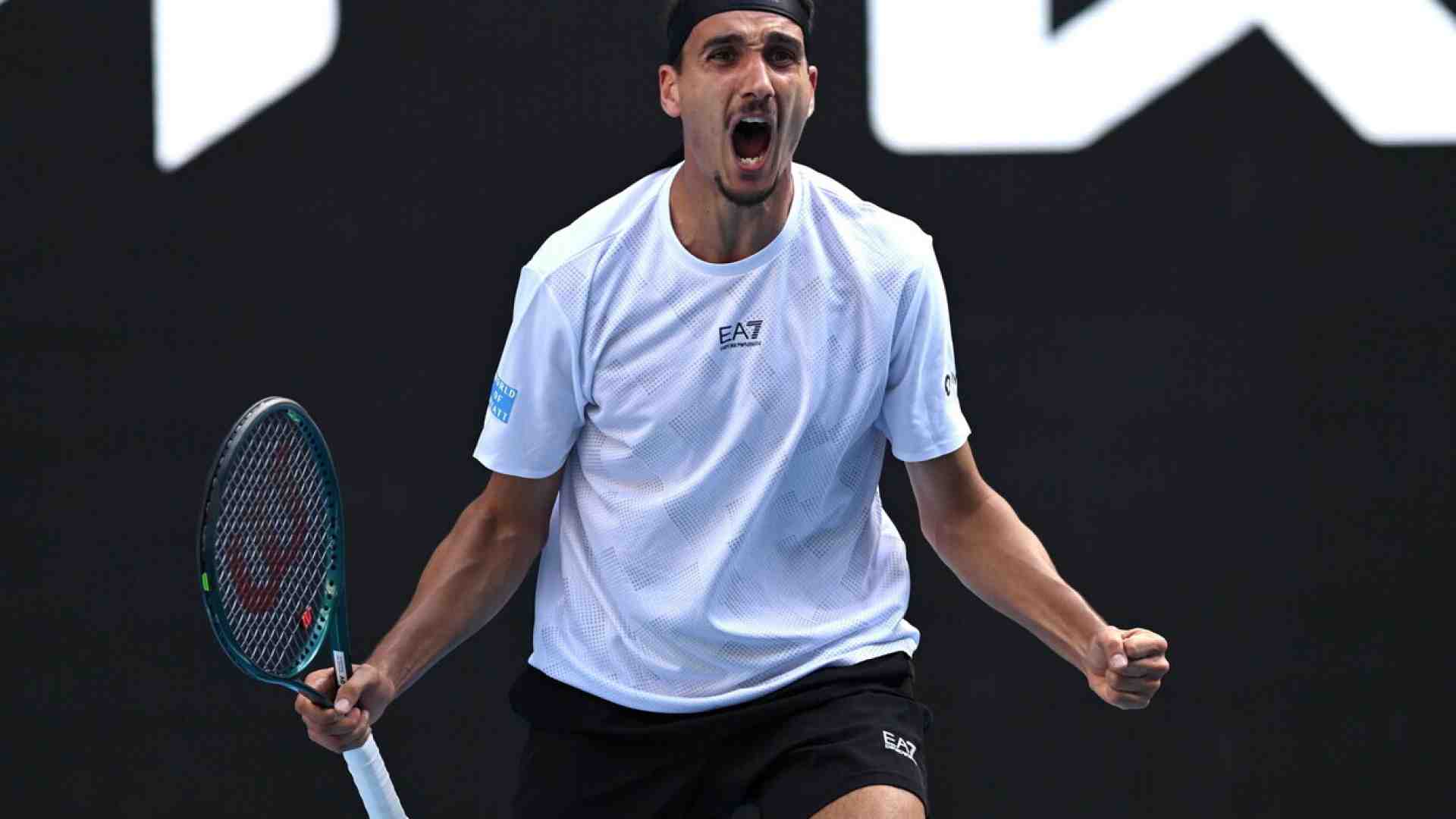 Sinner malandato ma vincente, Sonego sempre più icona pop: la resistenza del tennis italiano agli Australian Open