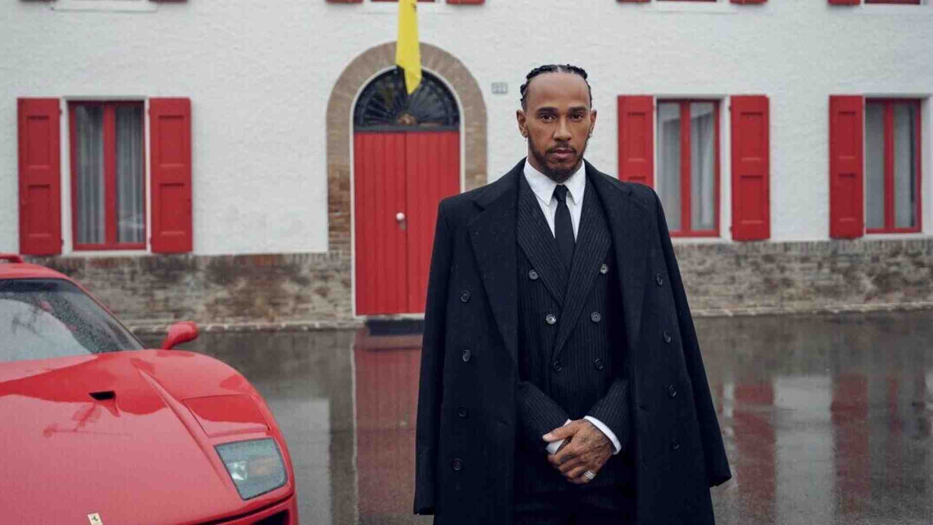 La prima foto di Lewis Hamilton da pilota Ferrari. Alta sartoria ed eleganza sobria