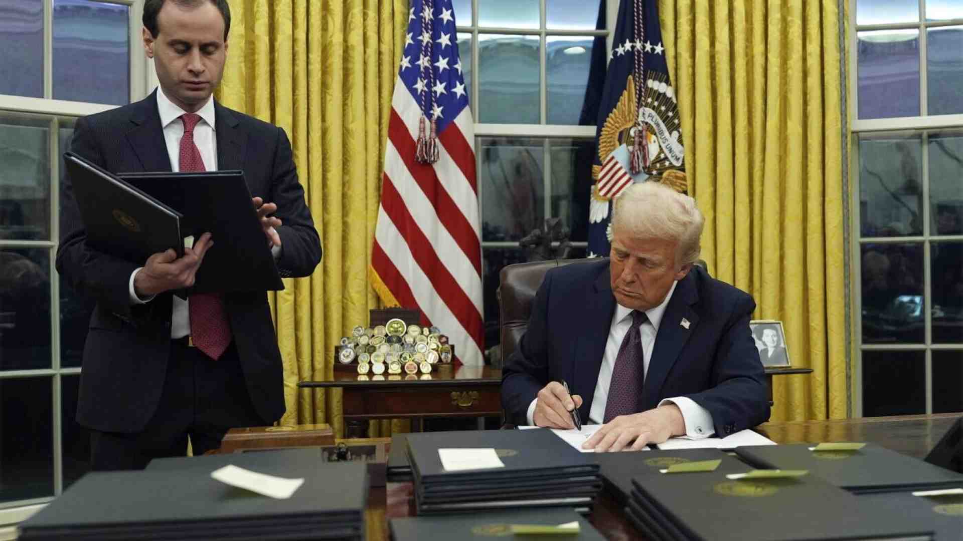 Tutti gli ordini esecutivi firmati da Trump nel suo primo giorno da presidente