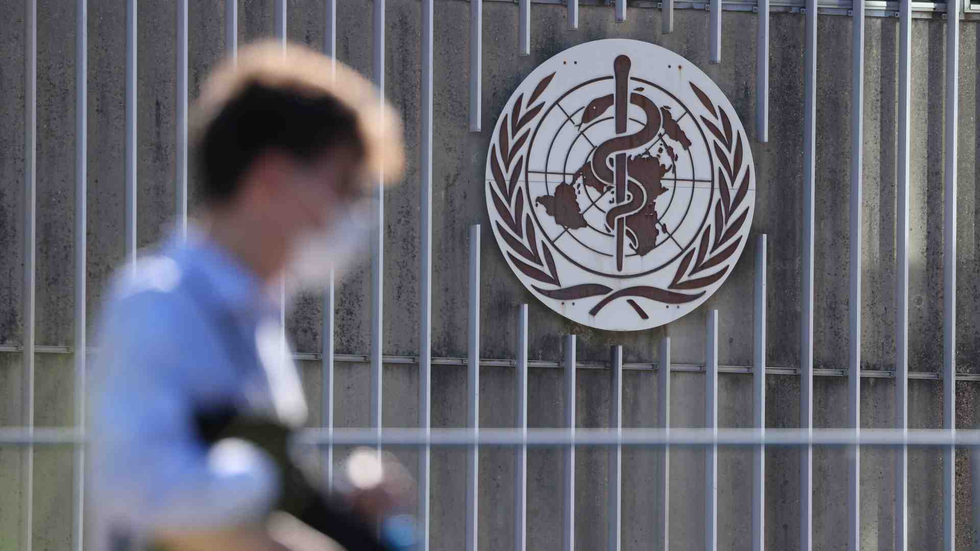 Un uomo entra nella sede centrale dell'Organizzazione mondiale della sanità (OMS) a Ginevra, Svizzera (Sean Gallup/Getty Images) <br />