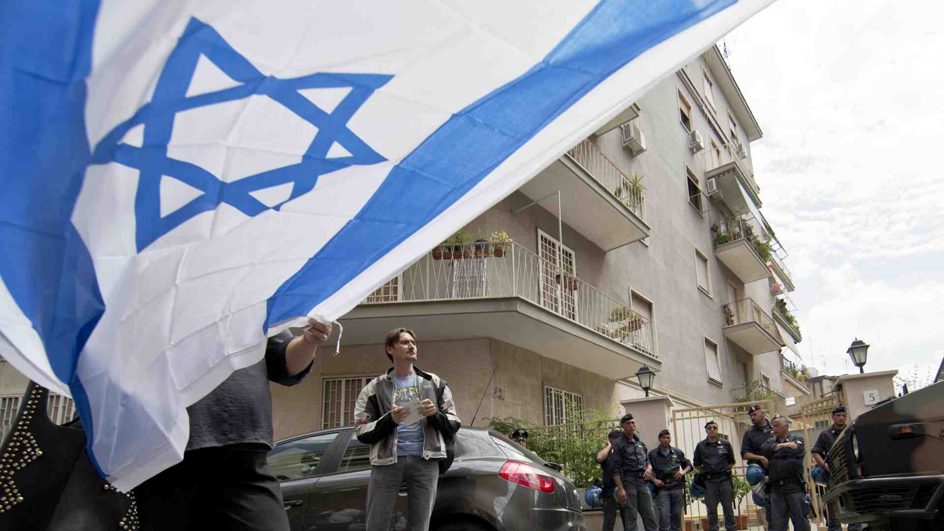 I ritardi di Lepore sulla bandiera d’Israele