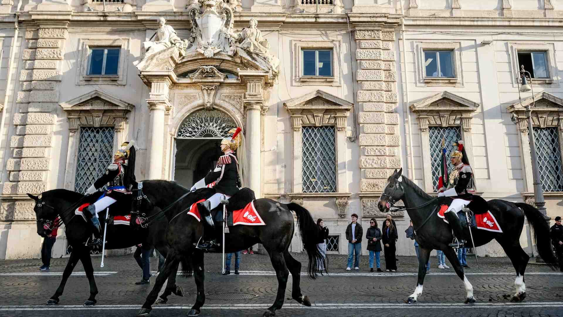 Palazzo della Consulta, cambio della guardia solenne al Quirinale con lo schieramento del reggimento Corazzieri (Mauro Scrobogna / LaPresse) <br />