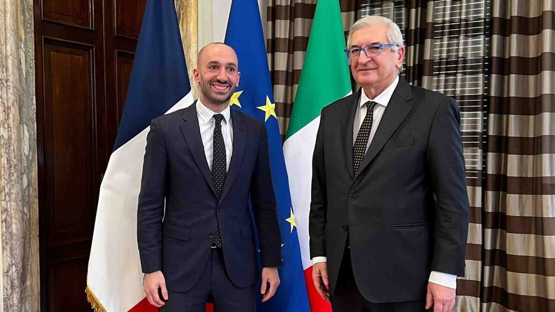 La Francia tende la mano all'Italia su economia, immigrazione e difesa