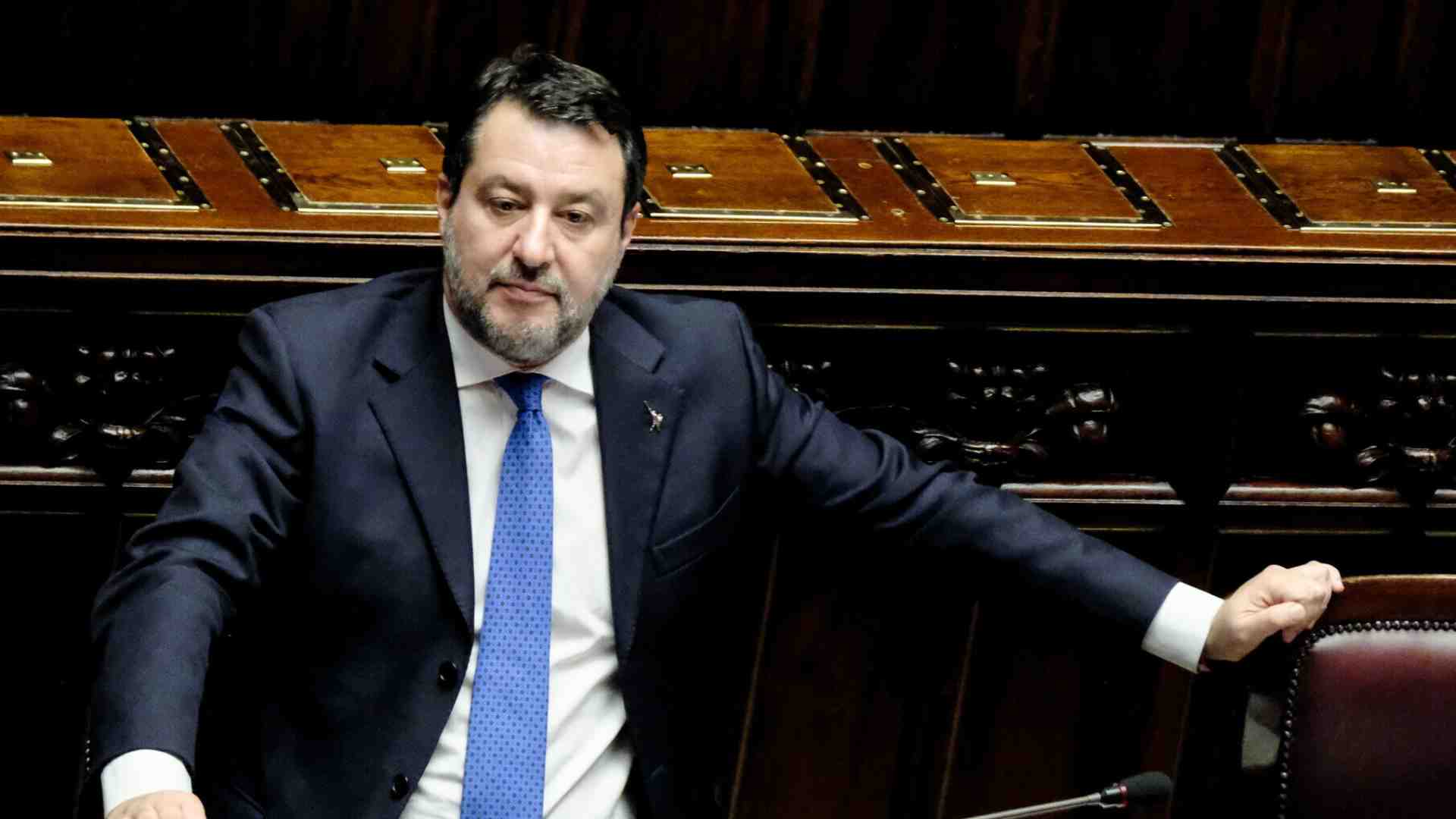 Salvini er catena: sabotaggi, attentati. Chiede la grazia ma Schlein lo sbertuccia. La Lega: "Ha la jella"
