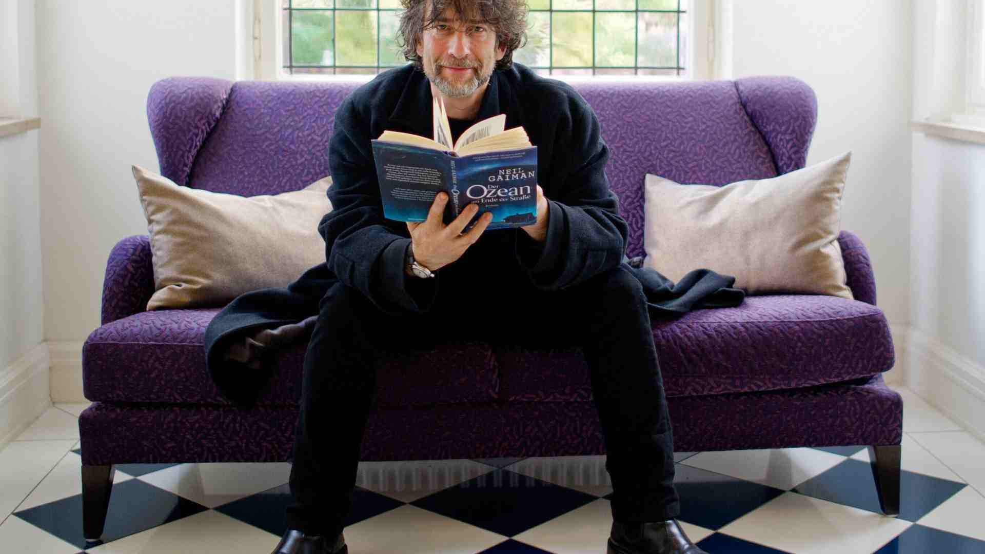 Non bruciare Neil Gaiman, ma rileggerlo per scoprirne il lato oscuro