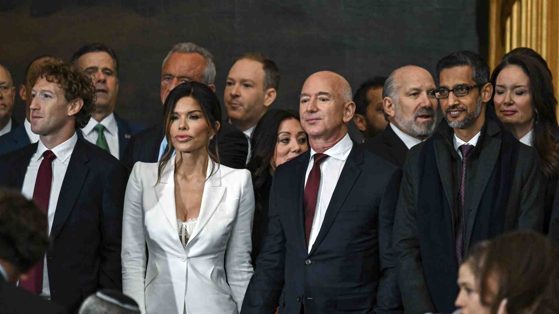 La scollacciata fidanzata di Bezos all’Inauguration Day sarà sicuramente fan di Nietzsche
