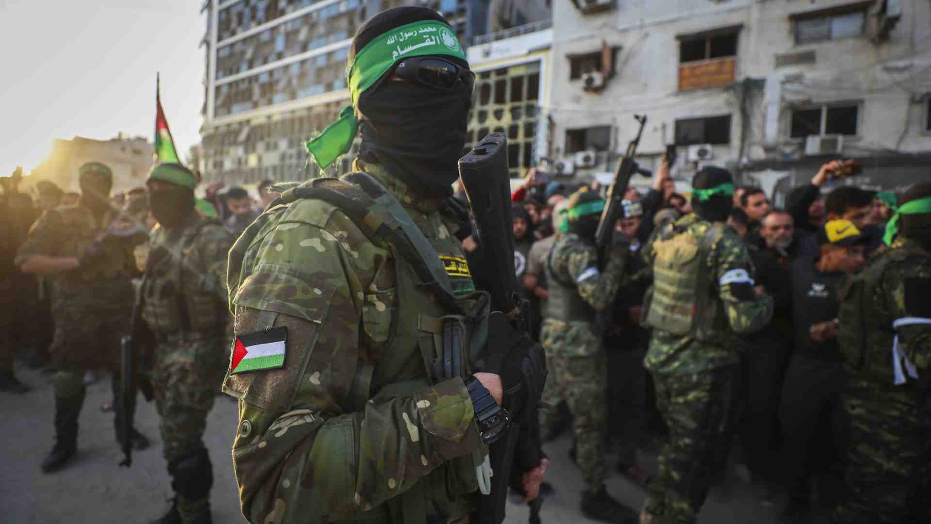 Combattenti delle Brigate Qassam, l'ala militare di Hamas, durante lo scambio di ostaggi e prigionieri di domenica 19 gennaio (AP Photo/Abed Hajjar) <br />