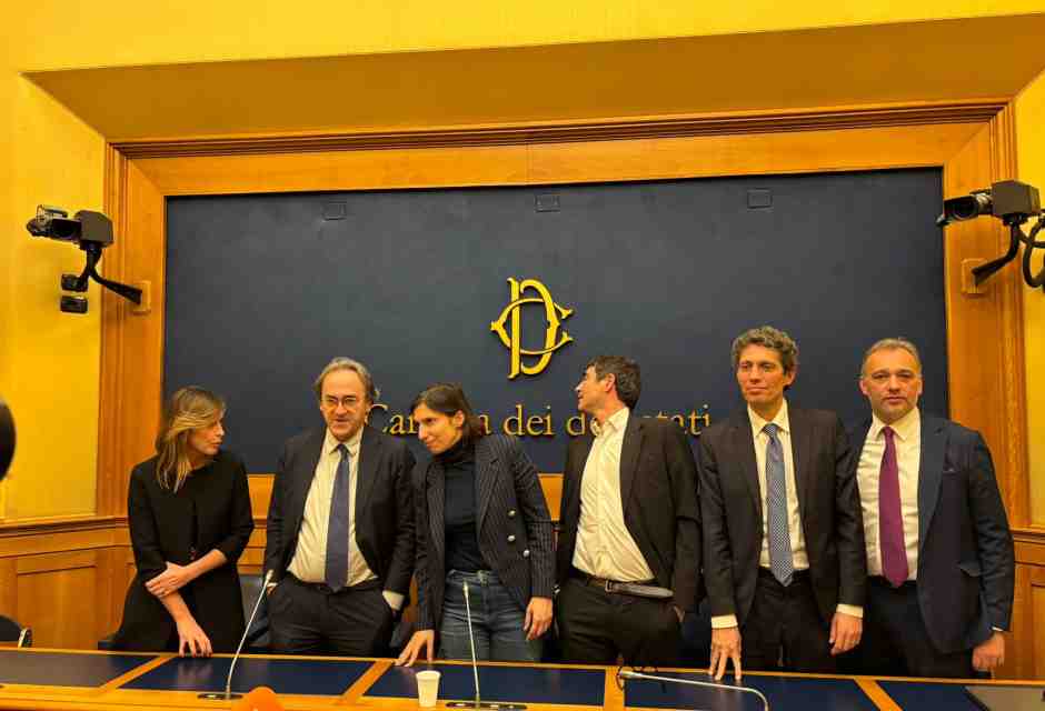 Caso Almasri, le opposizioni unite in conferenza stampa: "Meloni chiarisca in Aula"