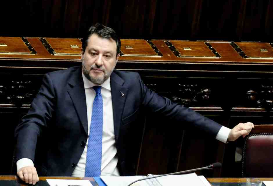 Salvini er catena: sabotaggi, attentati. Chiede la grazia ma Schlein lo sbertuccia. La Lega: "Ha la jella"