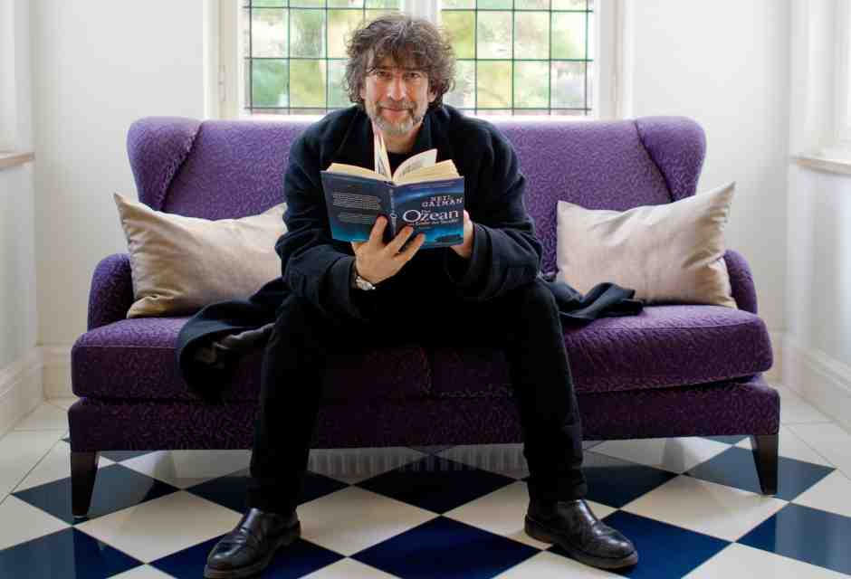 Non bruciare Neil Gaiman, ma rileggerlo per scoprirne il lato oscuro