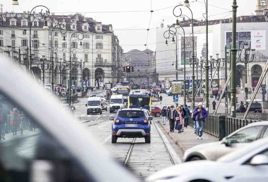 Nel 2024 in Europa si sono vendute meno auto elettriche dell'anno precedente: una grana per Bruxelles