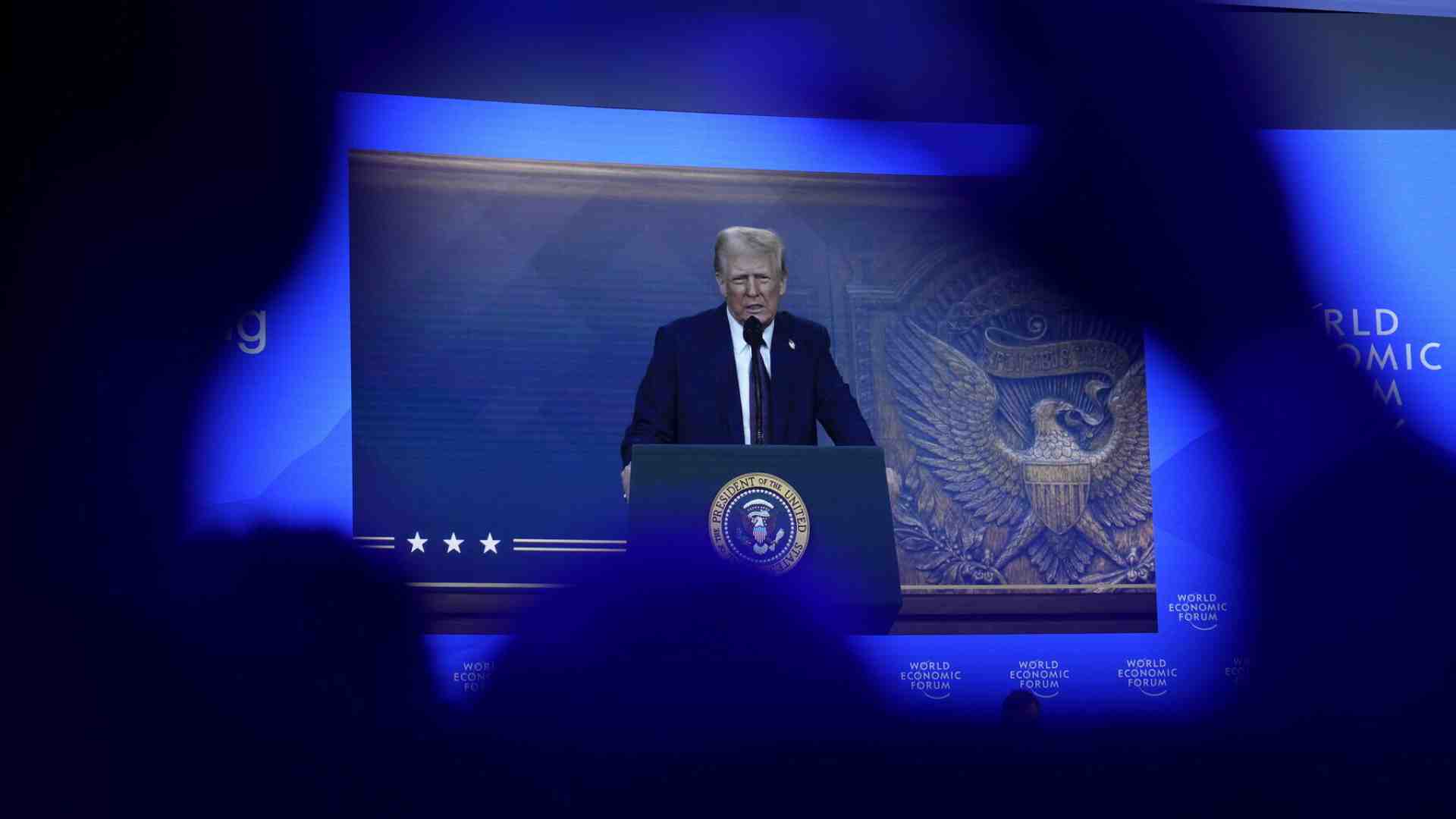 L’Europa è scorretta con noi, dice Trump a Davos, tra minacce a tutti e voglia di accordi