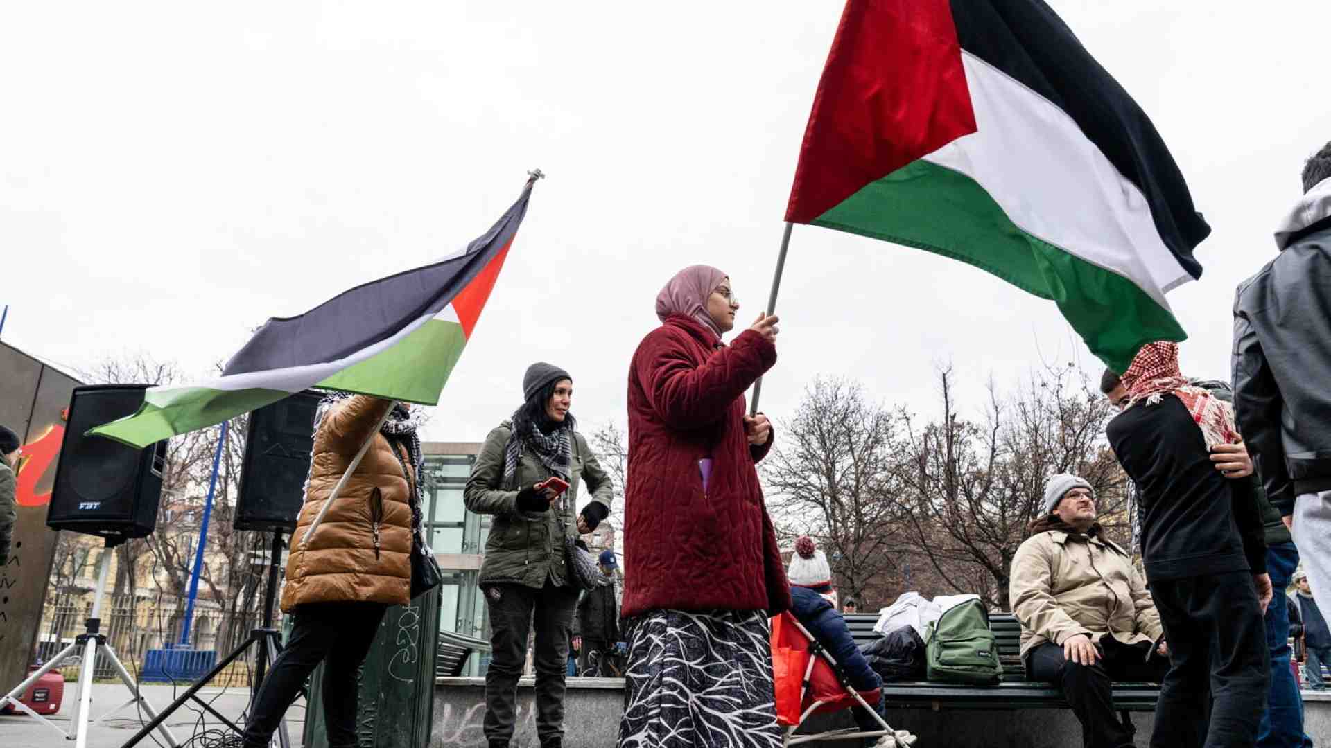 Moni Ovadia giustifica Hamas. Insulti a Segre. E ora i pro Pal equiparano Gaza alla Shoah